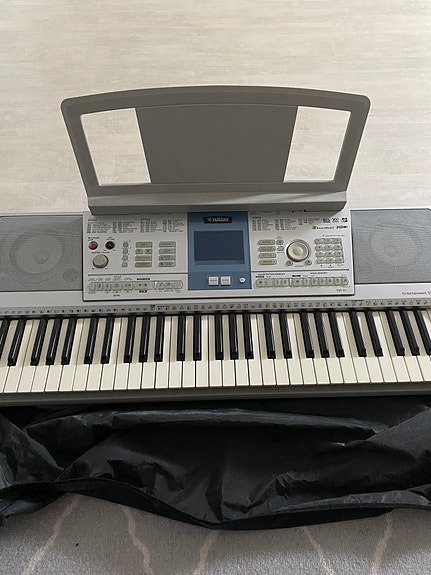 Yamaha sähköpiano + teline + pedaali