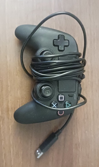 PC/PS4-ohjain johdolla
