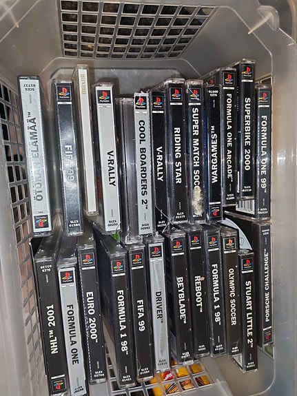 55kpl playstation 1 pelejä