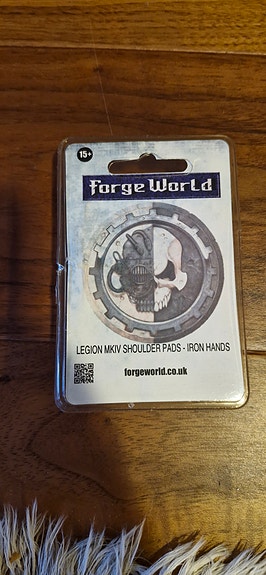 Warhammer 40k Space Marine Forge World: Iron Hands MKIII Shoulder Pads (Uusi)