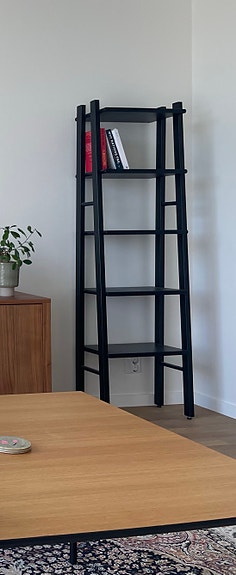 Ikean musta hyllykkö