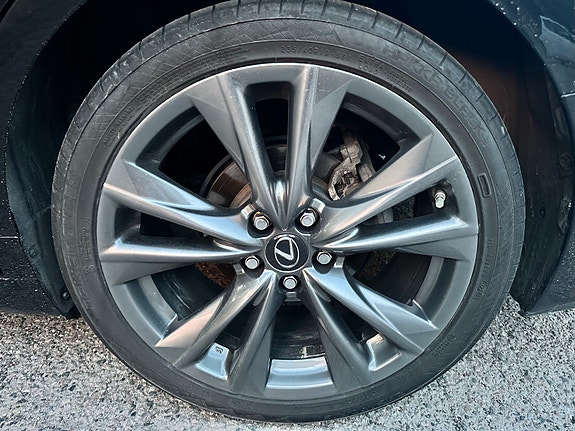 Lexus es300h renkaat vanteeiden kanssa