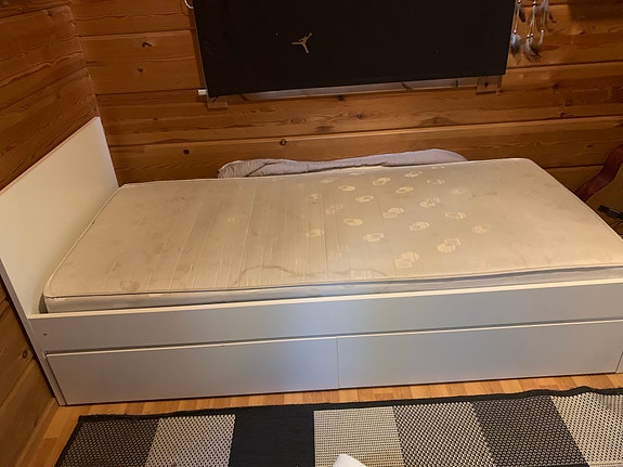 Jysk sänky ja patja 90x200 cm vaalea