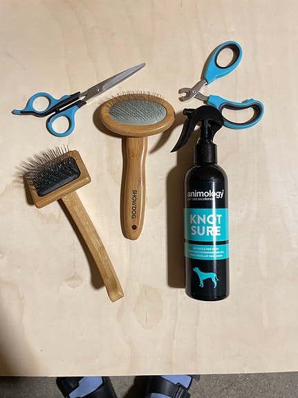 Koiran grooming harjat, trimmaussakset, kynsisakset ja turkkisuihke