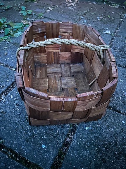 Pieni puinen kori kantokahvalla