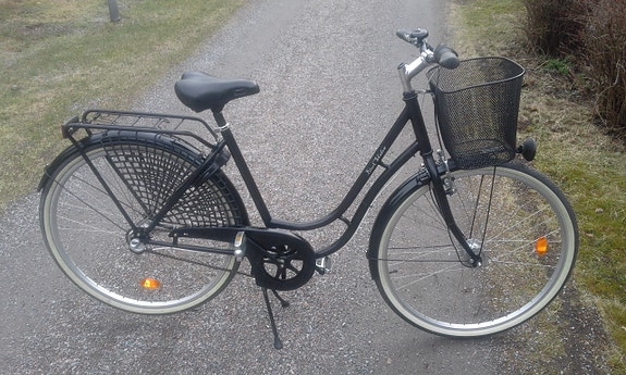 Retrohenkinen kaunis pyörä. 3 vaihteinen, jalka- sekä käsijarrut.