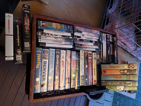 Sekalainen VHS- ja DVD-elokuvapaketti