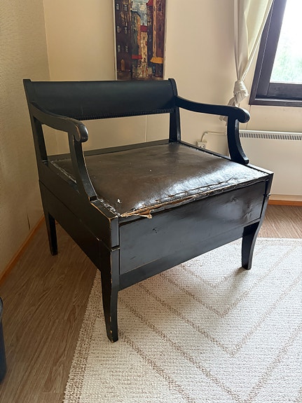 Vanha puinen vuodesohva