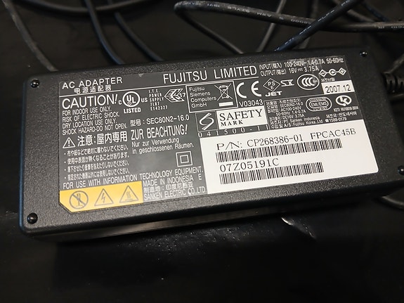 Fujitsu virtalähde 16V 3.75A