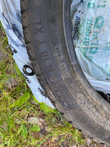 Myydään Continental kitkarenkaat 225/45 R 18
