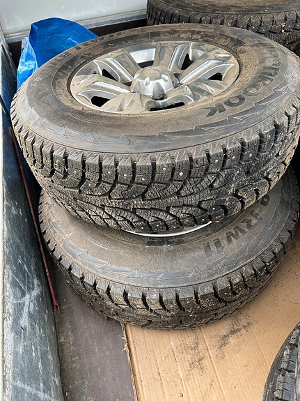 Toyota Hiluxin nastarenkaita vanteilla