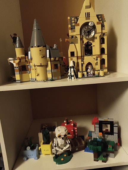 Lego setit ohjekirjojen kanssa