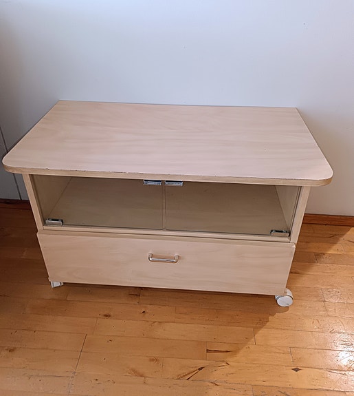 Pieni tv taso/tv pöytä