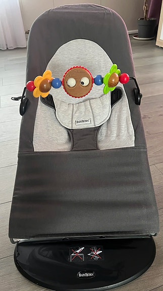 Baby Björn sitteri ja lelukaari