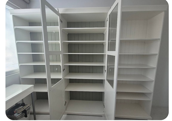 IKEA Liatorp- vitriinikaappikokonaisuus