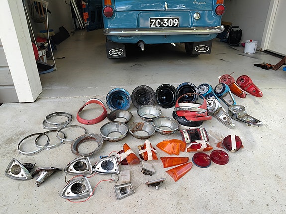Ford Anglia varaosat valot ja peltiosat