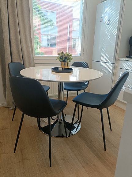 Pyöreä ruokapöytä