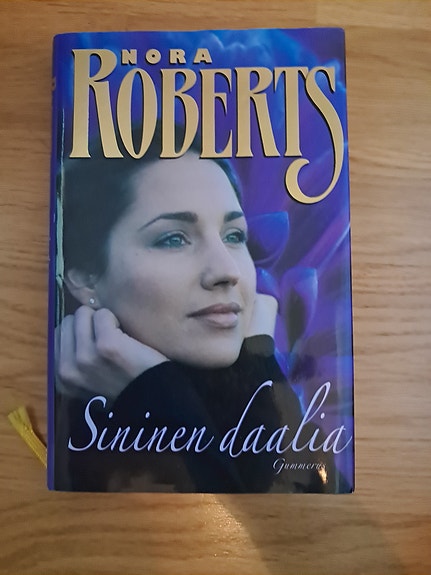 Nora Roberts Sininen daalia kovakantinen kirja