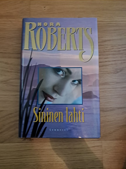 Nora Roberts Sininen lahti kovakantinen kirja