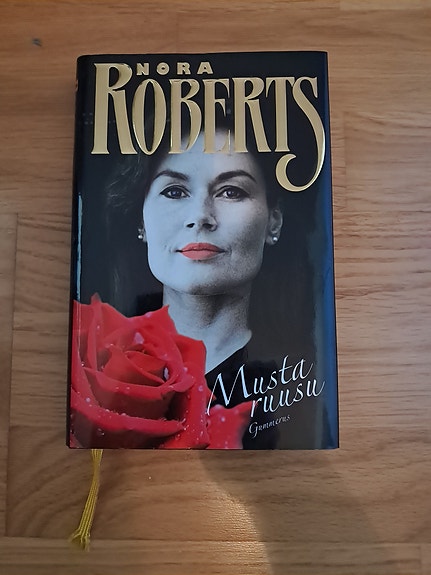 Nora Roberts Musta ruusu kovakantinen kirja