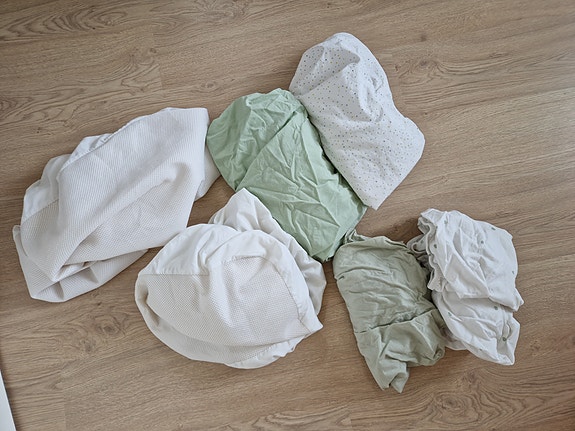 Pinnasängyn patjansuojat ja lakanat