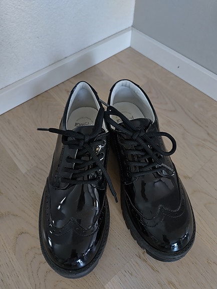 Poikien kiiltonahkakengät koko 37