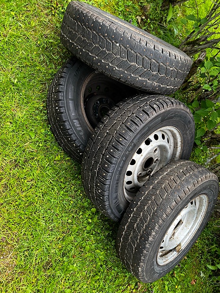 Toyota Hiacen talvirenkaat vanteilla