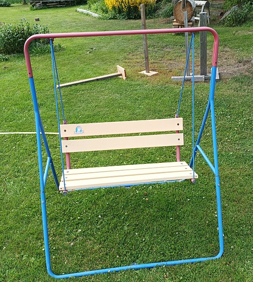 Lasten metallinen pihakeinu
