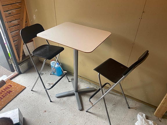 pöytä + 2 tuolia