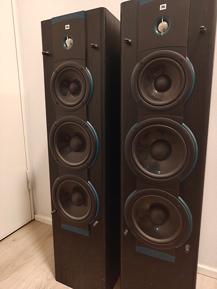 JBL LX8 kaiuttimet ja kaiutintelineet