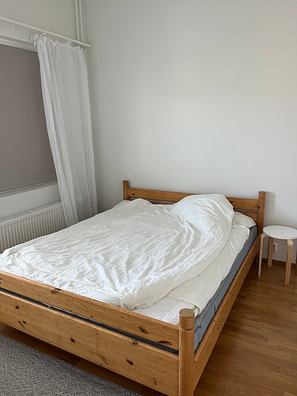 Puinen sängyn runko