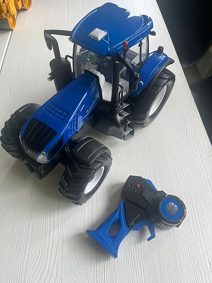 Kauko-ohjattava New Holland traktori