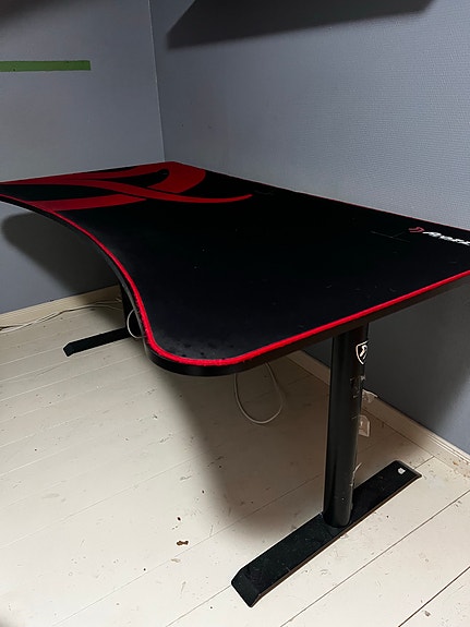 Arozzi Arena Gaming pelipöytä