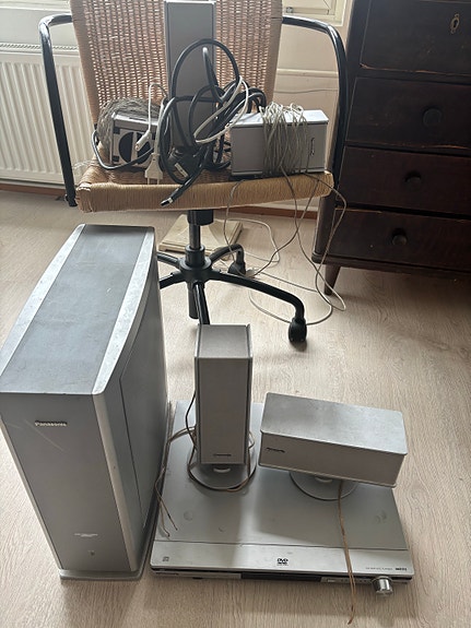 Panasonic SA-HT200 DVD kotiteatterijärjestelmä kaiuttimilla
