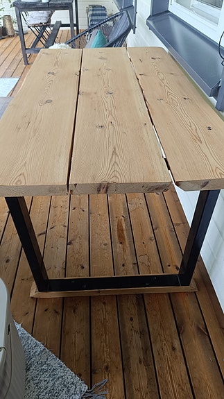 Puupöytä