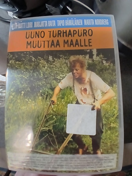 Uuno Turhapuro muuttaa maalle