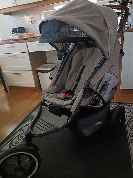 Hyväkuntoinen sisarusrattaat, uudet renkaat