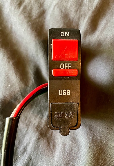 On/off kytkin ohjaustankoon, USB-liittimellä.