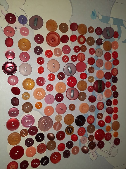140 kpl punertavia erilaisia nappeja halkaisija 11-23mm