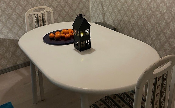 Kaunis vanhanaikainen pöytä