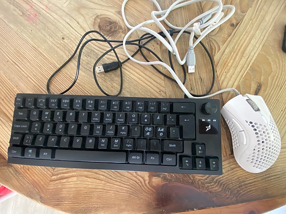 NOS M650 -pelihiiri ja MX7-mininäppäimistö