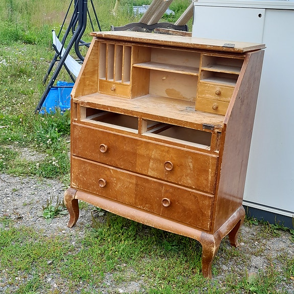 Puuinen lipasto/kaappi kirjoituspöytätasolla