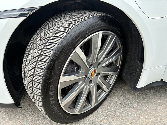 Porsche Taycan Tequipment Design vanteet Good Year All-Season renkailla