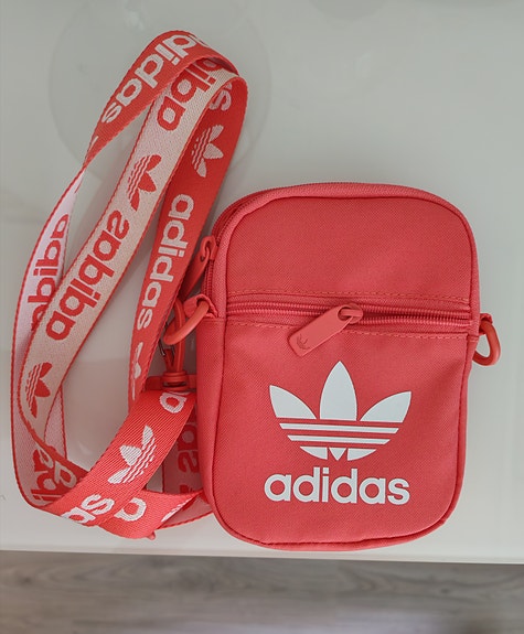 Adidas olkalaukku