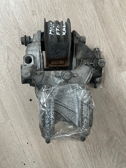 Volkswagen Transporter T5 2.5tdi moottorin kannake