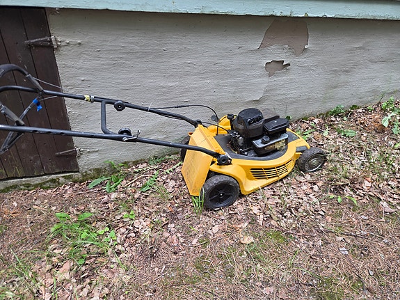 Stiga  itsevetävä ruohonleikkuri