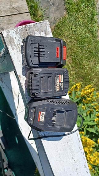 Brüche Click+ akku ja laturit 12 V