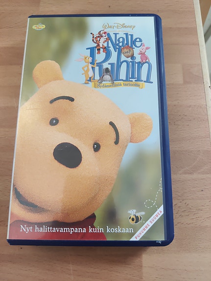 Nalle Puh VHS-kasetti suomeksi