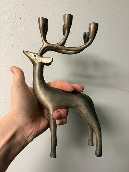 Pentik hopeoitu poro kynttilänjalka ja kynttilöitä