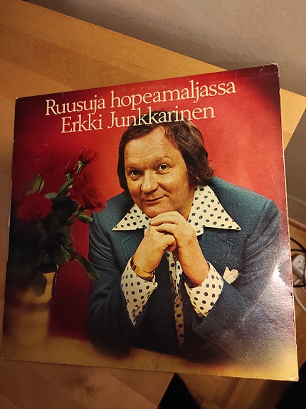 Erkki Junkkarinen: Ruusuja hopeamaljassa LP. Nouto